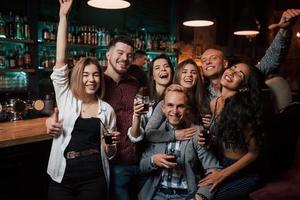 ed è qui che inizia la festa. la bella giovinezza si diverte insieme all'alcol in discoteca foto