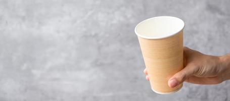 imballaggi alimentari ecologici o tazza di caffè da asporto. mano che tiene un contenitore naturale per andare. zero rifiuti, inquinamento, giornata della terra, plastica gratuita, concetto di giornata mondiale dell'ambiente foto