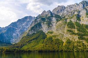 Lago Koenigssee con montagne alp, Konigsee, Parco Nazionale di Berchtesgaden, Baviera, Germania foto