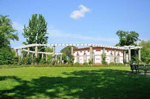 natura e un edificio bianco a Palmen garten, Francoforte sul Meno, Assia, Germania foto