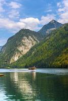 barca elettrica a koenigssee, konigsee, parco nazionale di berchtesgaden, baviera, germania foto