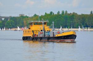 nave arancione nel fiume volga, yaroslavl, russia foto