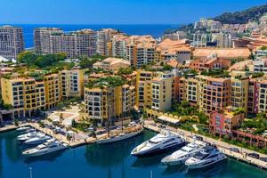 yacht nella baia vicino a case e hotel, fontvielle, monte-carlo, monaco, costa azzurra, riviera francese foto