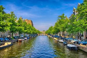 barche sul fiume amstel ad amsterdam, olanda, paesi bassi, hdr foto