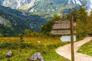 Puntatore del cartello in montagna koenigssee, konigsee, parco nazionale di berchtesgaden, baviera, germania. foto