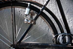 dettaglio della bicicletta da parete e vintage con catena e dinamo