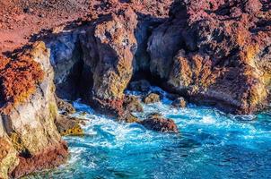 rocce sulla costa nord-occidentale di tenerife vicino al faro di punto teno, isole canarie foto