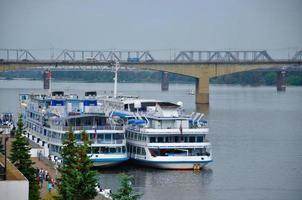 navi a motore nel fiume volga, yaroslavl, russia foto