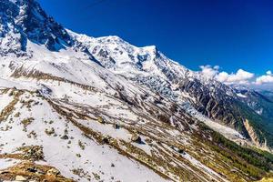 montagne innevate chamonix, monte bianco, alta savoia, alpi, francia foto