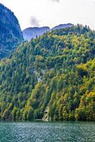 Lago Koenigssee con montagne alp, Konigsee, Parco Nazionale di Berchtesgaden, Baviera, Germania foto