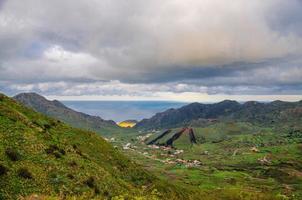 montagne vicino al faro di punto teno nella costa nord-occidentale di tenerife, isole canarie foto