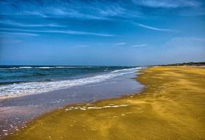 bellissima spiaggia di sabbia con onde, mare del nord, zandvoort vicino ad amste foto