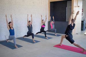 formazione di lezione di yoga, esercizi mattutini in interni bianchi foto