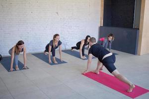 formazione di lezione di yoga, esercizi mattutini in interni bianchi foto