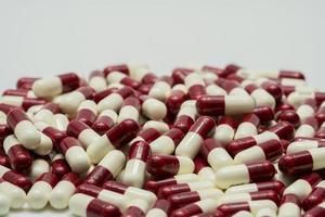 mucchio di pillole di capsule antibiotiche su sfondo sfocato di pillole antimicrobiche. concetto di resistenza ai farmaci antibiotici. farmaco antibiotico per uso in ospedale. industria farmaceutica. sfondo della farmacia. foto