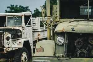 vecchio camion bianco e verde distrutto. camion militare arrugginito abbandonato. camion abbandonato decaduto. tragedia e perdita. concetto di crisi finanziaria e recessione economica. vecchi camion in decomposizione. trasporto. foto