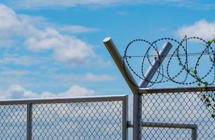 recinzione di sicurezza della prigione. recinzione di sicurezza in filo spinato. recinzione del carcere di filo spinato. confine di barriera. muro di sicurezza perimetrale. carcere per l'arresto di criminali o terroristi. area privata. concetto di zona militare. foto