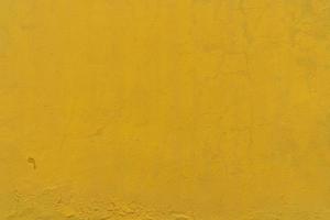 sfondo di struttura del muro di cemento grezzo giallo. fondo astratto dell'annata del cemento giallo. spazio vuoto sulla parete per il testo. foto