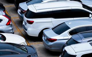 auto parcheggiata nel parcheggio dell'aeroporto per il noleggio. veduta aerea del parcheggio dell'aeroporto. auto di lusso usata in vendita e servizio di noleggio. posto auto. concetto di concessionaria auto. foto