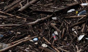 mucchio di detriti e rifiuti dopo l'alluvione. problema dei rifiuti nell'ambiente. problema della plastica dalle famiglie. concetto di comportamento di gestione dei rifiuti. pratiche di gestione e smaltimento dei rifiuti solidi domestici. foto