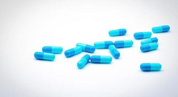 pillole di capsule antibiotiche blu sparse su sfondo bianco. resistenza ai farmaci antibiotici. industria farmaceutica. concetto di assistenza sanitaria e medicina. concetto di bilancio sanitario. industria manifatturiera delle capsule. foto