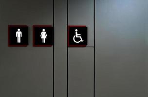 segno di bagno pubblico. icona della toilette di donna, uomini e persone disabili. icona universale del bagno pubblico. problema di incontinenza urinaria. simbolo di accesso per uomini, donne e disabili. latrina o wc. segno del bagno. foto