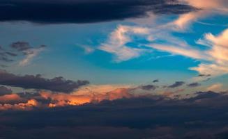 bel cielo al tramonto. cielo arancione, blu e bianco. alba colorata. foto d'arte del cielo all'alba. alba e nuvole per lo sfondo di ispirazione. sfondo della natura. concetto pacifico e tranquillo.
