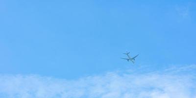 aereo su cielo blu e nuvole bianche. compagnia aerea commerciale che vola sul cielo blu. volo di viaggio per le vacanze. trasporto aereo. foto