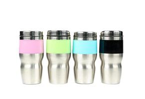 bottiglia di thermos isolata su sfondo bianco. contenitore riutilizzabile per bottiglie di caffè o tè. bicchiere da viaggio thermos. contenitore per bevande isolato. borraccia termica sportiva in acciaio inox. zero sprechi. foto