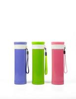 bottiglia di thermos isolata su sfondo bianco. contenitore riutilizzabile per bottiglie di caffè o tè. bicchiere da viaggio thermos. contenitore per bevande isolato. borraccia termica sportiva in acciaio inox. zero sprechi. foto