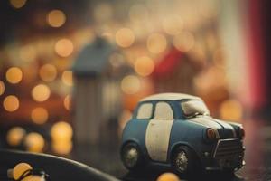 automobile sveglia blu e bianca del fumetto su priorità bassa arancione del bokeh. concetto di auto usata. modello di auto giocattolo. modello di auto giocattolo parcheggiato in città di notte decorazione con luce bokeh. viaggio notturno. concetto di viaggio su strada. foto