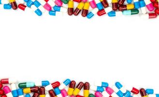colorato di capsule antibiotiche pillole isolate su sfondo bianco con spazio per la copia. concetto di resistenza ai farmaci. uso di farmaci antibiotici con un concetto sanitario ragionevole e globale. foto
