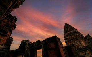 parco storico di phimai con cielo blu e dorato al tramonto. punto di riferimento di nakhon ratchasima, tailandia. destinazioni di viaggio. il sito storico è antico. edificio antico. architettura classica del tempio khmer. foto