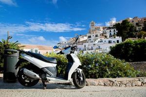 scooter e panorama di ibiza, spagna foto