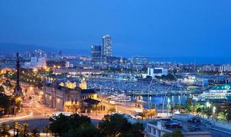 skyline di barcellona, spagna di notte foto