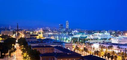 skyline di barcellona, spagna di notte foto