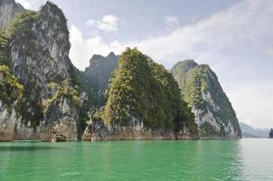 belle alte montagne e fiume verde (guilin della Tailandia). foto