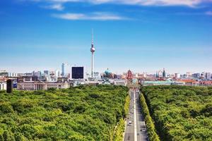 panorama di berlino. torre della televisione di berlino e principali punti di riferimento foto