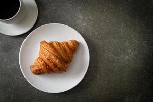 croissant fresco sul piatto bianco foto