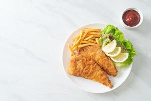 cotoletta di weiner fatta in casa con chips di patate foto