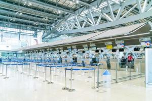 bangkok, tailandia - 23 maggio 2022 - passeggeri dell'aeroporto di bangkok suvarnabhumi all'interno del terminal di partenza, persone con maschere mediche da coronavirus. foto