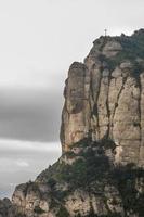 croce sulla cima del monte Montserrat, Catalogna, Spagna.