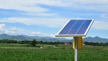 pannello fotovoltaico, nuova tecnologia per conservare e utilizzare l'energia della natura con la vita umana, l'energia sostenibile e il concetto di amico ambientale. foto