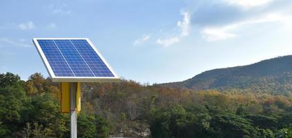 pannello fotovoltaico, nuova tecnologia per conservare e utilizzare l'energia della natura con la vita umana, l'energia sostenibile e il concetto di amico ambientale. foto