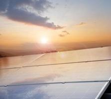 pannello fotovoltaico, nuova tecnologia per conservare e utilizzare l'energia della natura con la vita umana, l'energia sostenibile e il concetto di amico ambientale. foto