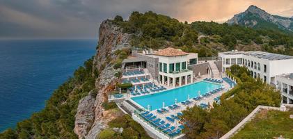 veduta aerea del lussuoso hotel cliff house in cima alla scogliera sull'isola di maiorca. foto