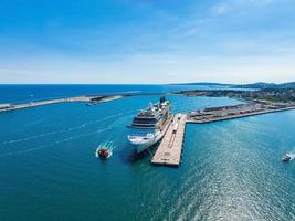 una grande nave da crociera ormeggiata di giorno al porto di palma de mallorca. foto