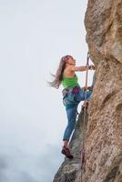 giovane donna durante un'avventura di arrampicata su roccia foto