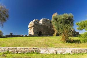 rovine a lato foto