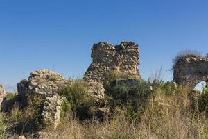 rovine a lato foto